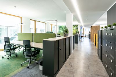 Open Office mit reichlich Stauraummöglichkeit der gleichzeitig als Raumtrennung dient