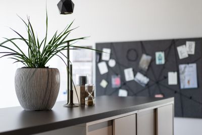 Wohnliche Accessoires steigern das Wohlbefinden im Büro