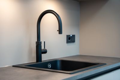 Die Teeküche fügt sich als zentrales Element selbstverständlich in die Raumarchitektur ein