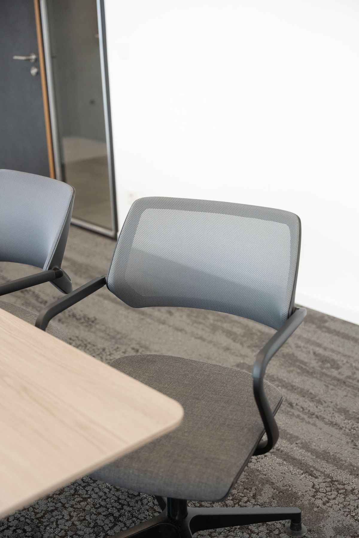 Der innovative Konferenzstuhl bietet den Nutzer*innen mit unterschiedlichem Körperbau die perfekte Unterstützung