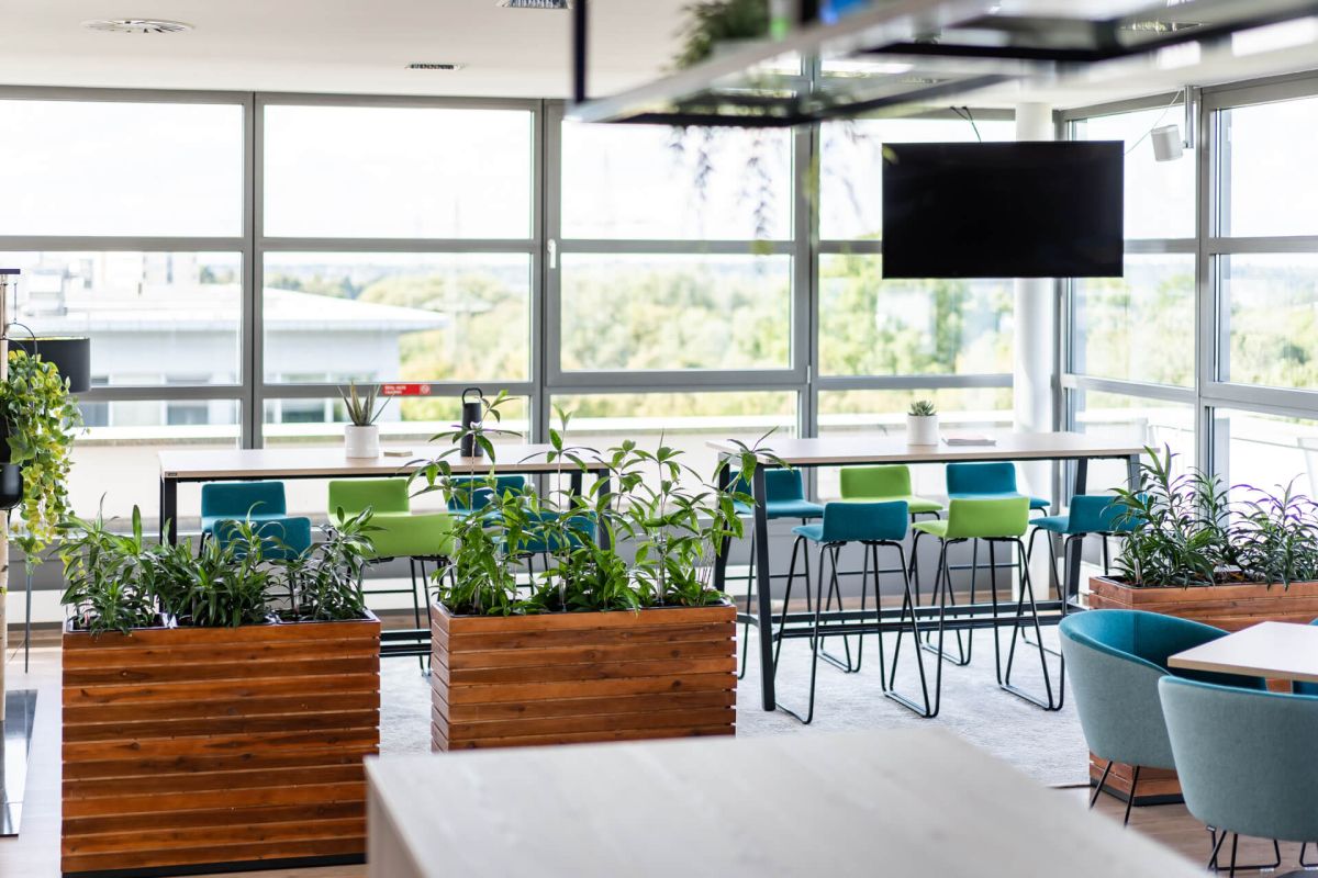 Zum Ideenaustausch, für spontane Meetings oder einfach so zur Teampflege. Das Konzept beinhaltet verschiedene Settings von Treffpunkten.