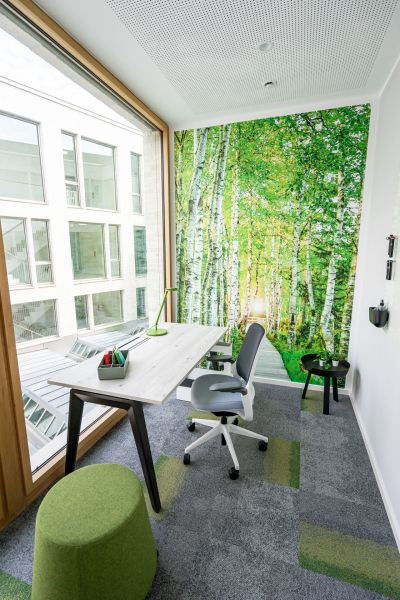 Einzelarbeitsplatz mit inspirierender Waldtapete im Hintergrund