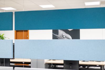 Schwebende Trennwand - Akustikelemente