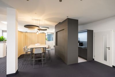 Teeküche mit angrenzenden Hochtisch und Barhocker für eine gemütliche Pause