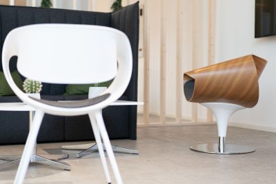 Empfangsbereich mit Highbacksofa, Loungesessel und Beistelltisch