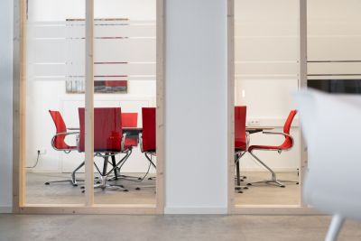 Konferenzraum hinter Glastrennwand