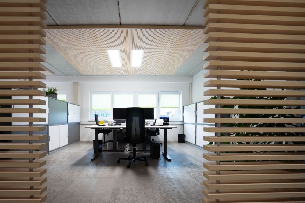 Ergonomischer Teamarbeitsplatz mit Stauraum