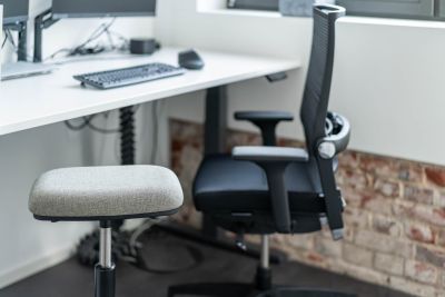 Der Steh-/ Sitzhocker unterstützt spontane Interaktion zwischen Mitarbeitern