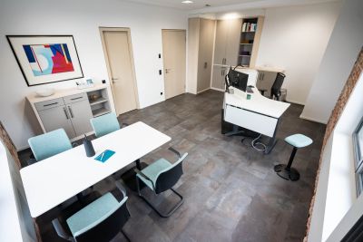 Einzelbüro mit vielseitigen Stauraummöglichkeiten
