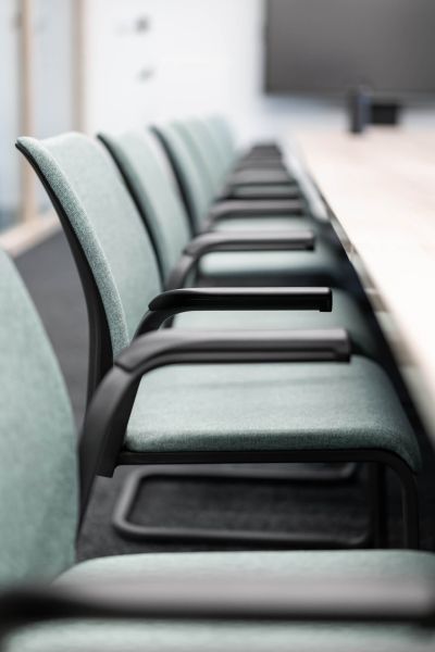 Bequeme und vielseitige Besucherstühle, die sich optimal für Konferenzen und spontane Besprechungen eignen