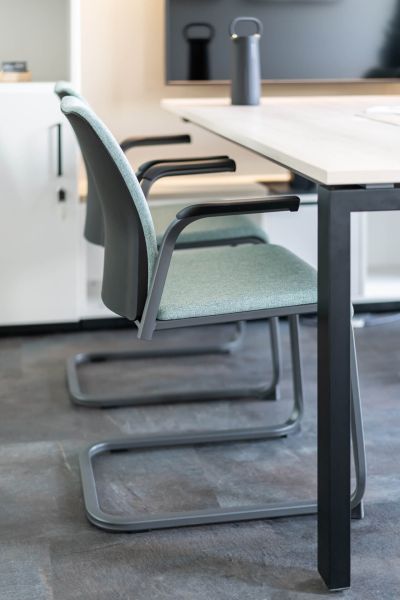 Bequeme und vielseitige Besucherstühle, die sich optimal für Konferenzen und spontane Besprechungen eignen