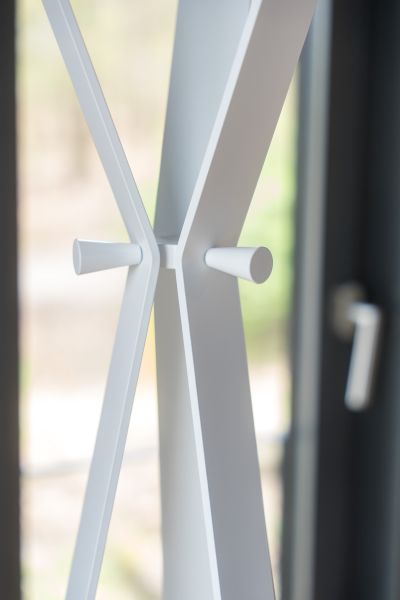 Accessories wie Garderobenständer runden die Büroeinrichtung ab