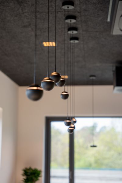 Moderne und ansprechende Arbeitsbereiche mit der richtigen Beleuchtung