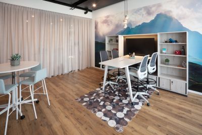 Bequeme Sitzgelegenheiten gepaart mit Hochtischlösungen