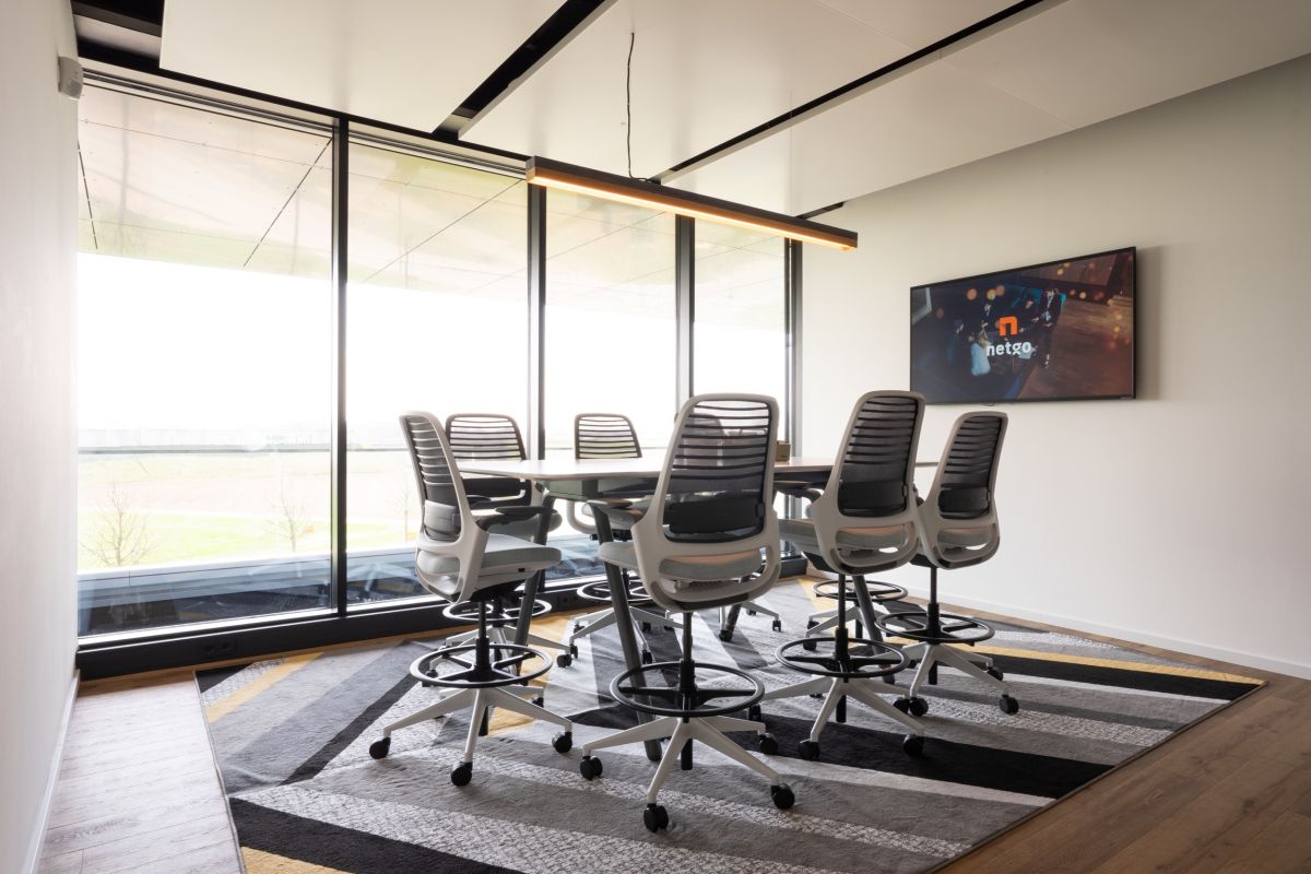 Besprechungsraum für eine persönliche und/oder virtuelle Zusammenarbeit