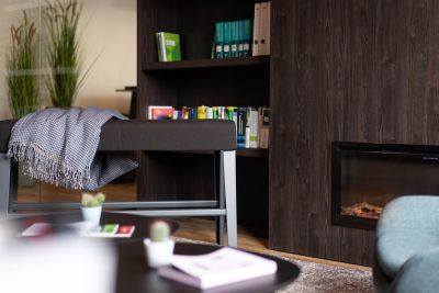 Besprechungsbereich mit Bibliothekcharakter