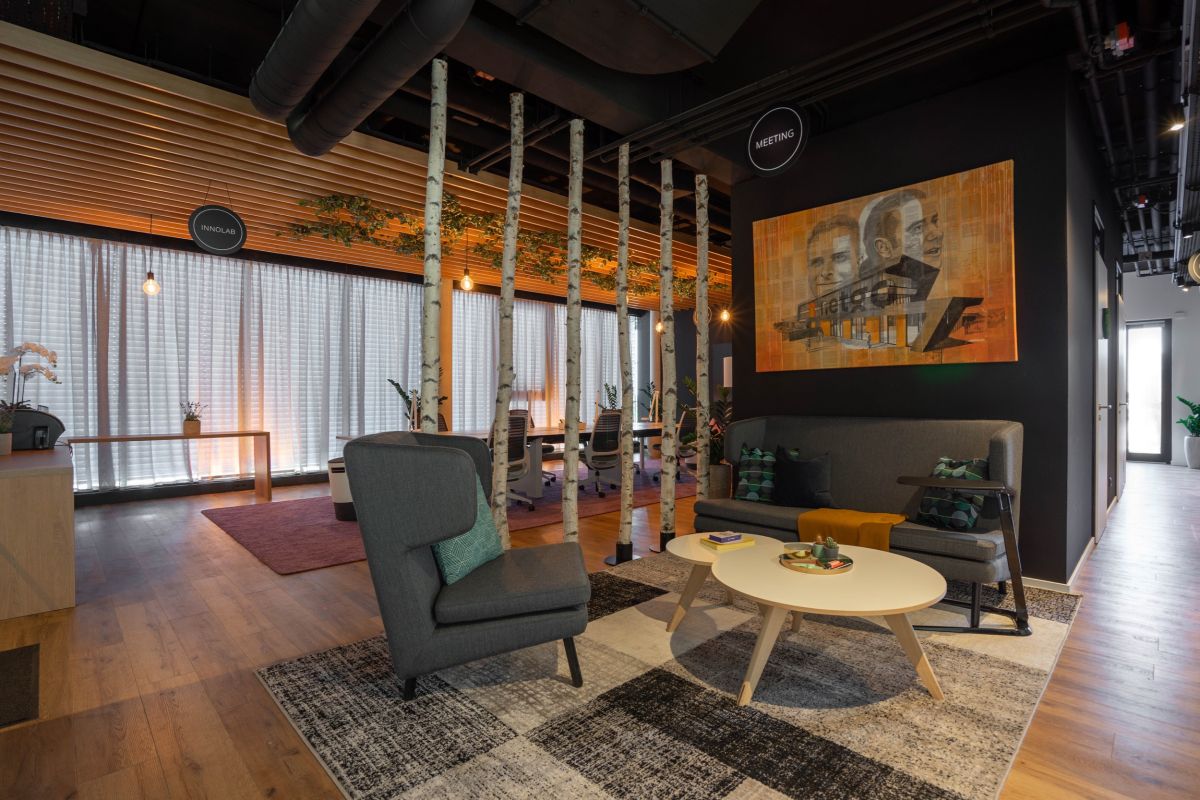 Das netgo Basecamp ist ein Ort, an dem Arbeit und Freizeit ineinanderfließen - Besprechungsmöglichkeit mit Wohnzimmercharakter