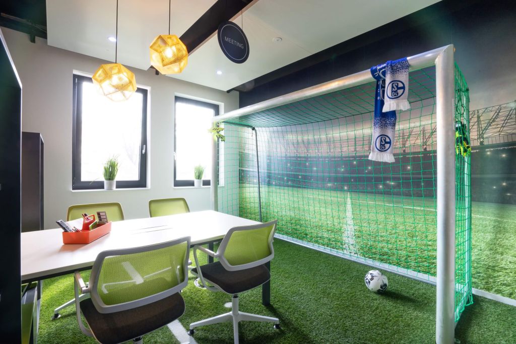 Das netgo Basecamp ist ein Ort, an dem Arbeit und Freizeit ineinanderfließen - Besprechungsraum mit Fußballflair