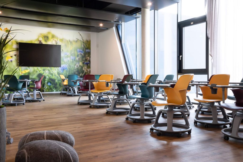 Schulungsraumlösung mit flexiblen Seminarstühlen die on top persönlichen Stauraum bieten