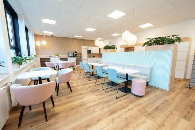 Die neue Lehrerlounge - ein Ort zum Ankommen, Erholen und zum Austausch im Kollegium.