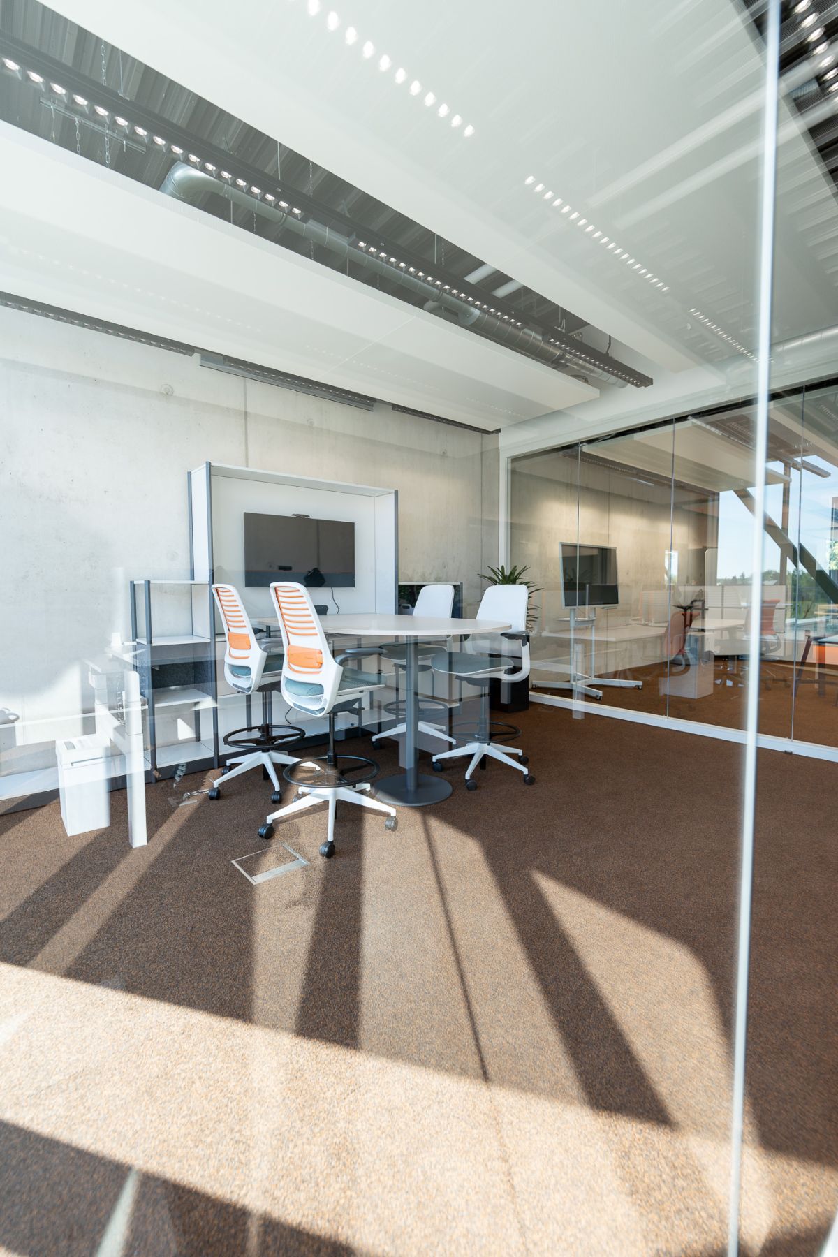 Die vielseitigen Meetinräume bieten Konferenztische in Sitz - oder Stehhöhe