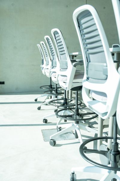 Der Schulungsraum überzeugt mit seinen ergonomischen Arbeitsstühlen