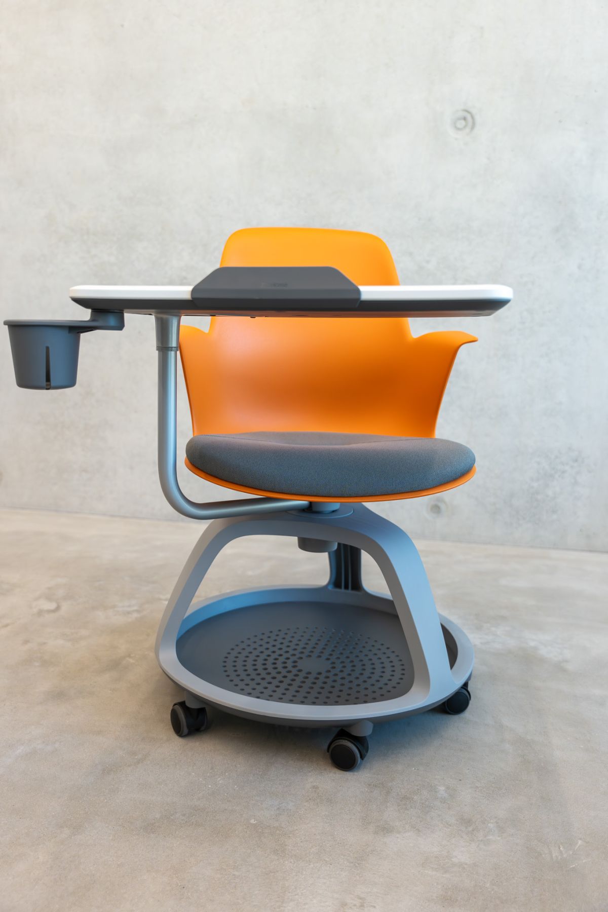 Hochmoderner Schulungsraum ausgestattet mit rollbaren Seminarstühlen