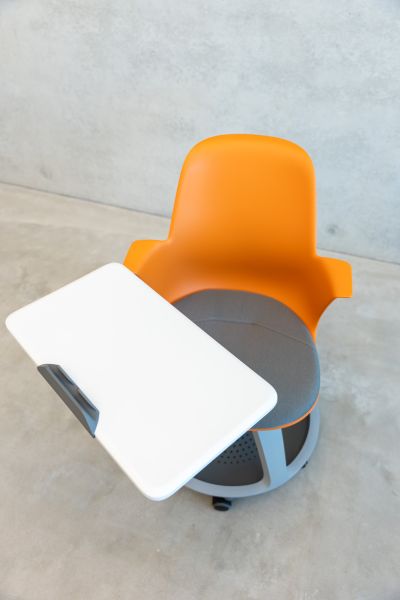 Hochmoderner Schulungsraum ausgestattet mit rollbaren Seminarstühlen