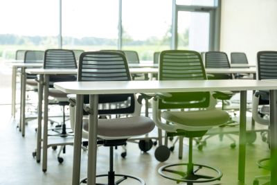 Der Schulungsraum überzeugt mit seinen ergonomischen Arbeitsstühlen