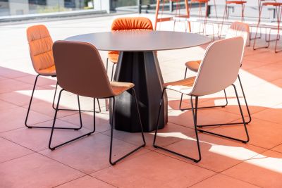 Stilvolle Möbel im Aussenbereich laden zu entspannten Pausen ein