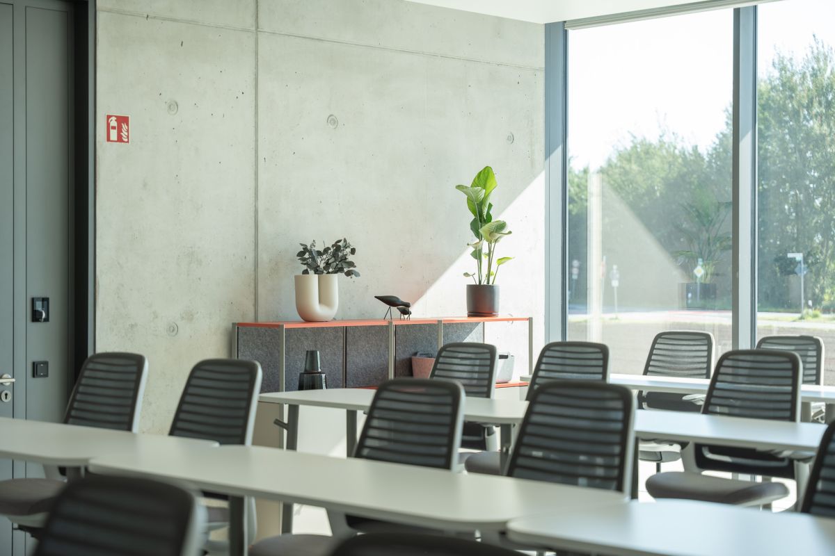 Ob Teamarbeit, Einzelarbeit oder als Schulungssituation - Die rollbaren Tische und Stühle können mühelos umgestellt werden