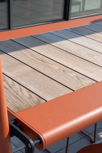 Die stilvollen Outdoormöbel laden zu entspannten Pausen ein