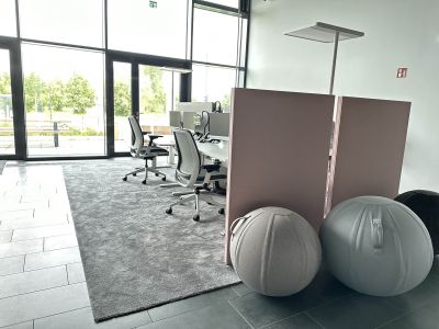 Akustikelement und gleichzeitig Trennelement für die ergonomischen Arbeitsplätze auf offene Fläche