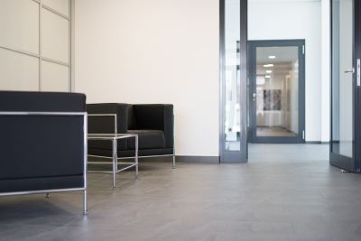 Geradlinige Sessel mit Glastisch