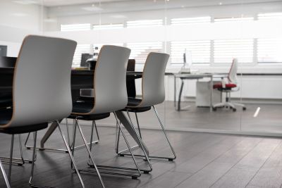 Meetingraum mit großzügig dimensionierte Glasfront im zeitlosen Design