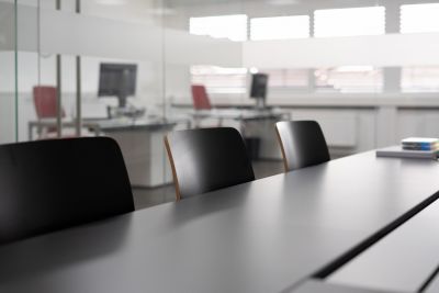 Geradlinger Besprechungstisch mit Strom- und Datenanschlüsse unter Kabelklappe