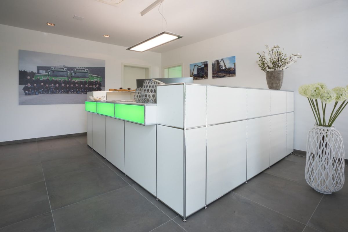 Modulare Empfangstheke mit indirekte Beleuchtung