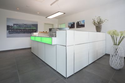 Modulare Empfangstheke mit indirekte Beleuchtung