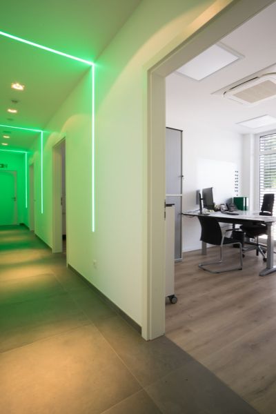 Mit Licht akzentuierter Büroflur