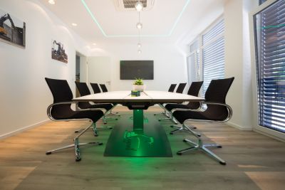 Repräsentativer Besprechungstisch mit geläserten Firmenlogo im Metalltischfuß