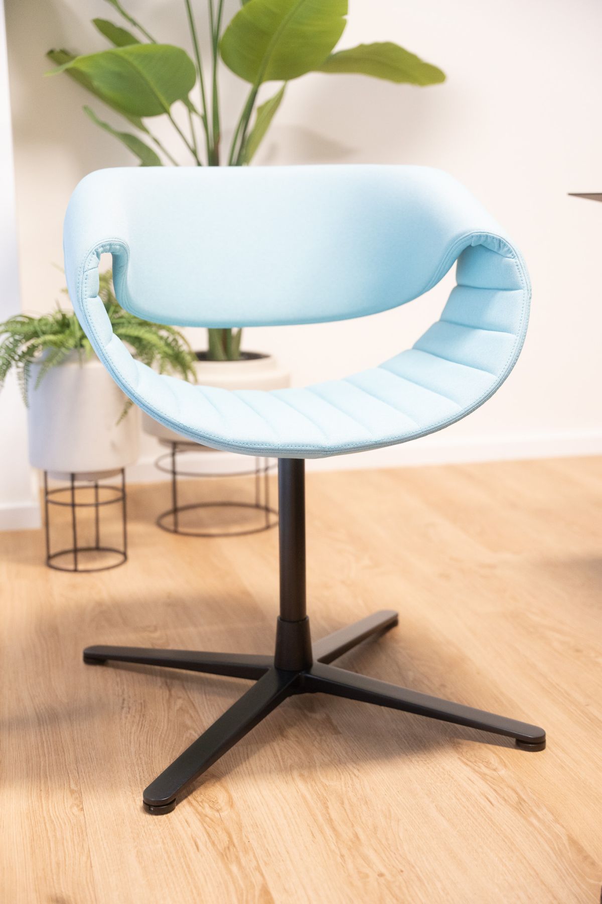 Vollumpolsterter Designstuhl mit vielen Einsatzmöglichkeiten.