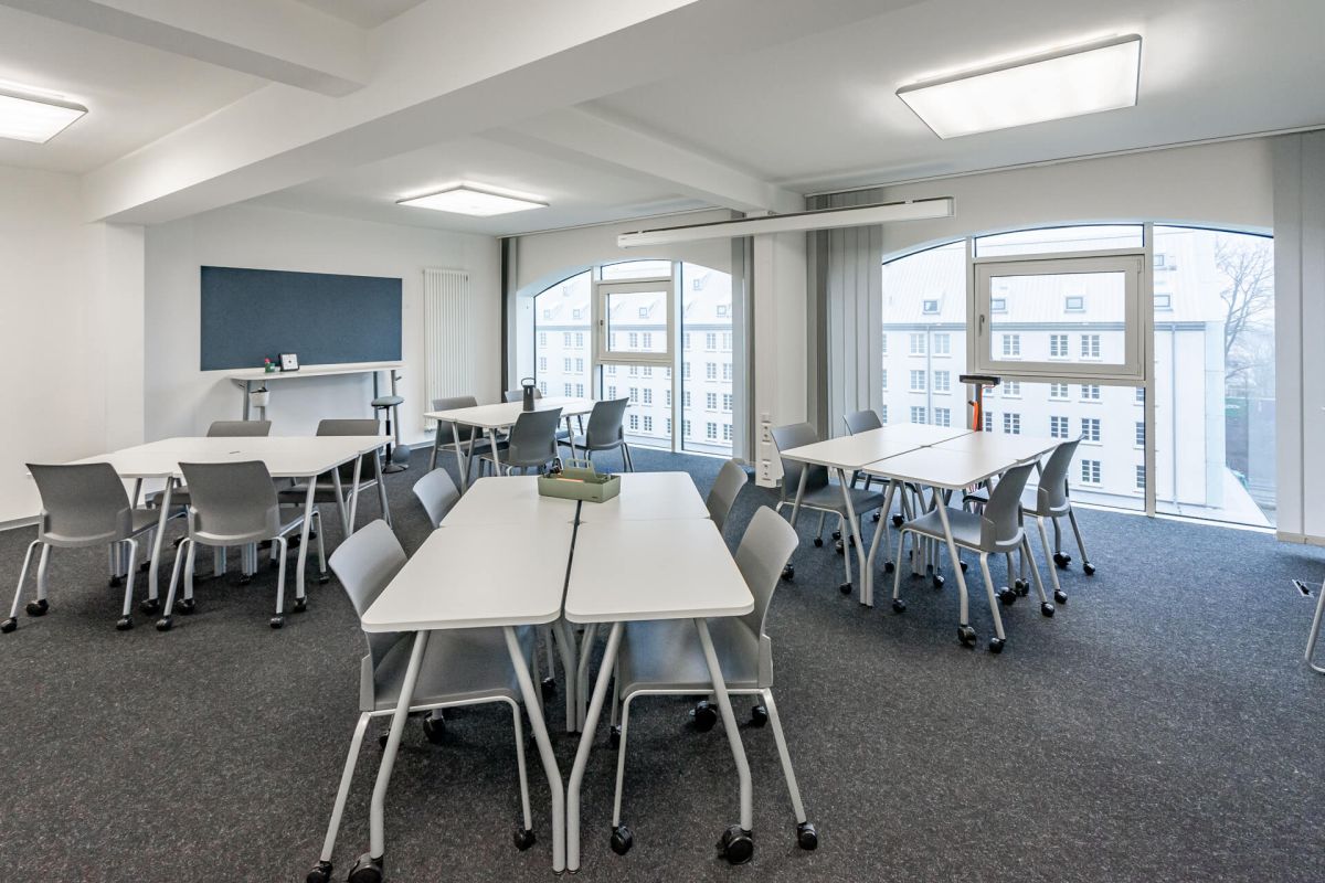 Rollbare Seminarstühle und Tische bieten ein hohes Maß an Flexibilität für jede Schulungssituation