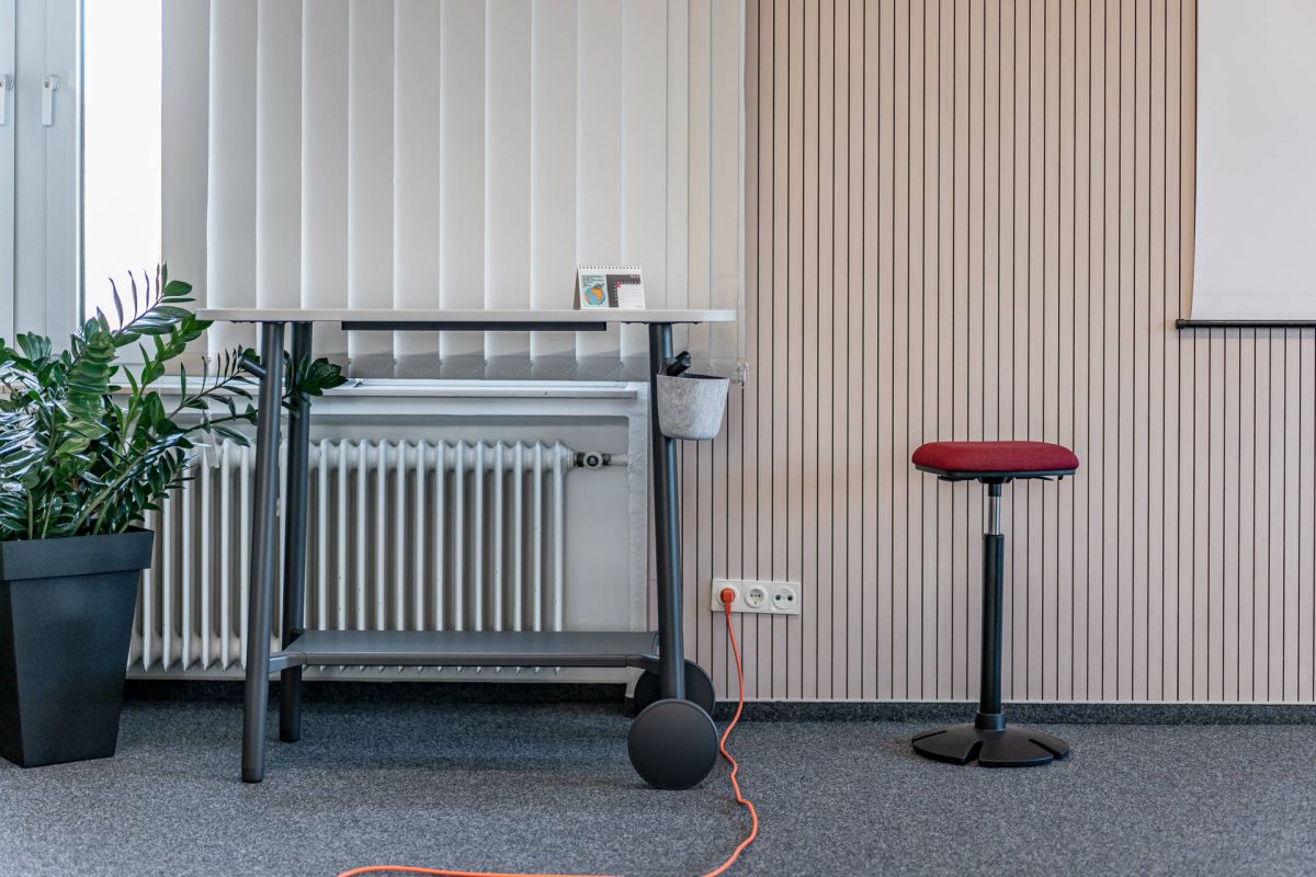 Rollbarer Stehtisch kombiniert mit einem Steh/- Sitzhocker